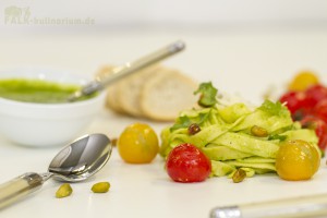 Frische Tagliatelle mit Pistazien-Rucola-Pesto und geschmolzenen Kirschtomaten