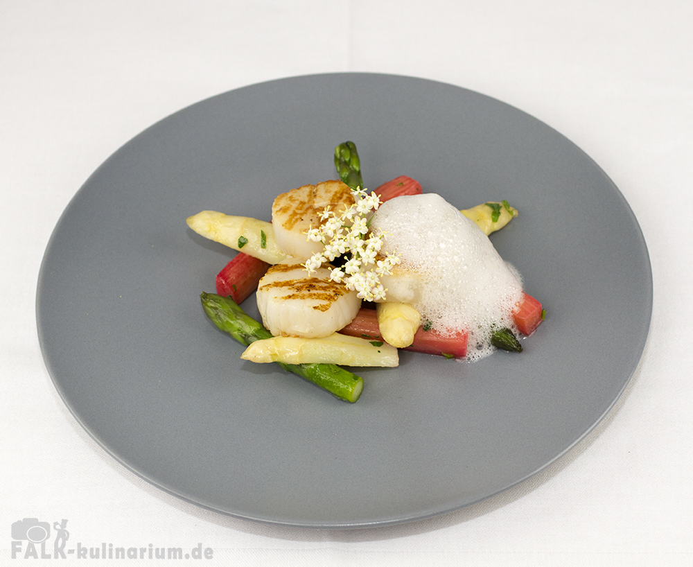 Spring-Signature-Dish: Gegrillte Jakobsmuschel mit sautiertem Spargel-Rhabarber-Gemüse und Holunderschaum