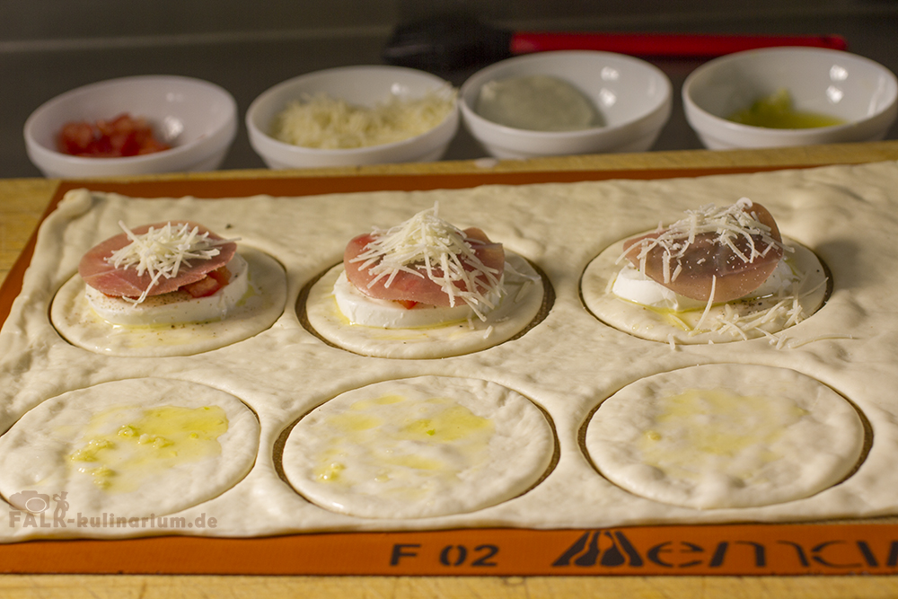 Pizzateig aus dem Waffeleisen, gefüllt mit Büffelmozzarella, Tomaten, Parmaschinken und Basilikum