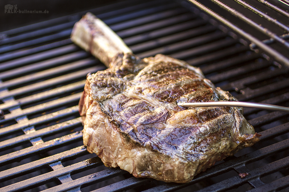 Tomahawk Steak Ribeye mit langem Knochen auf dem Grill mit Niederthemperatur gegart