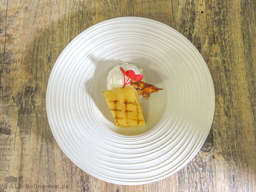 Gegrillte Ananas sous-vide mit Joghurt-Eis und Cashew-Karamell
