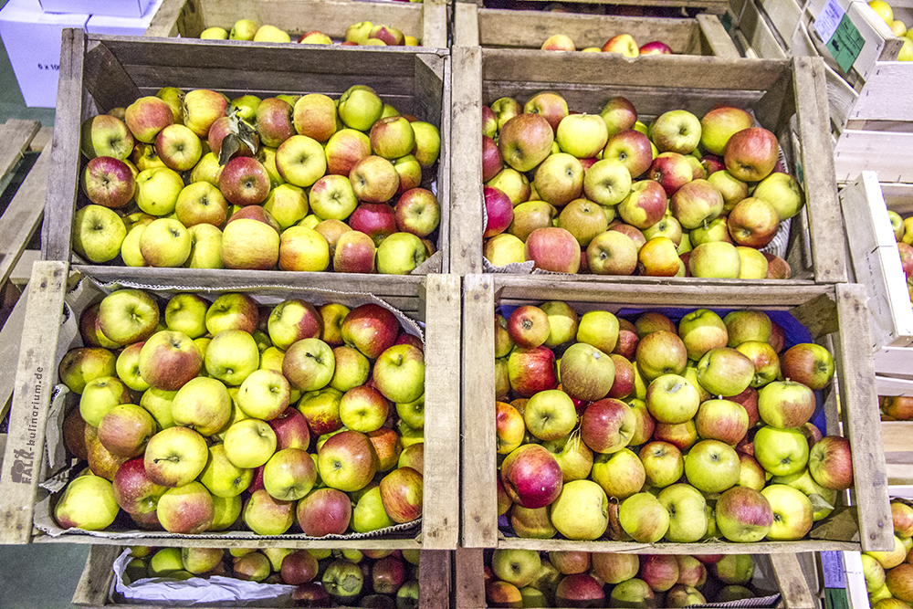 Äpfel in einer Holzkiste