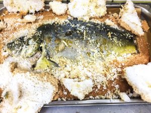 Karpfen im Salzmantel auf Meerrettich-Streifengemüse und Kräuterkartoffeln dazu zerlassenen Butter