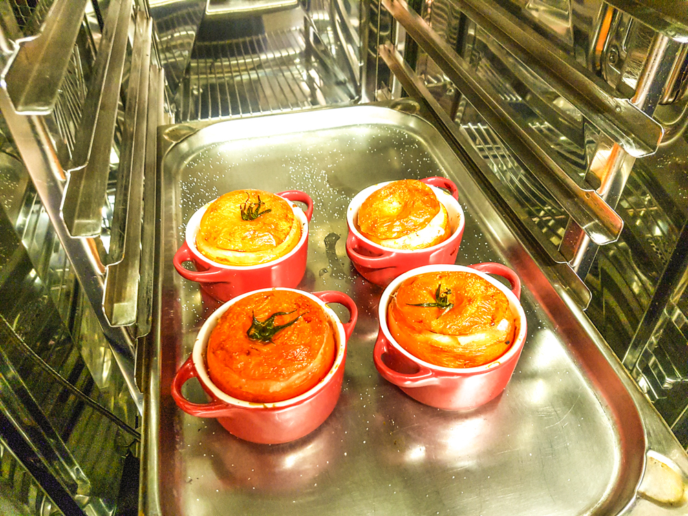 Schmor-Tomaten mit Risotto, Kalbszunge und Artischocke