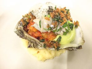 Marinierte Austern auf Ratatouille und Avocadocreme mit Zitrus-Brösel